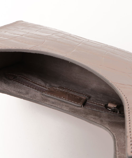 STAUD(スタウド)の「STAUD / クロコエンボスレザーショルダーバッグ(ショルダーバッグ・レディース・ライトグレー・FREE)」の3枚目の写真