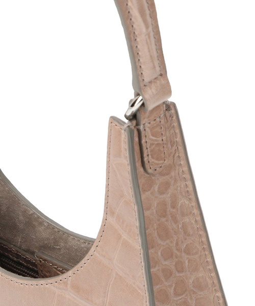 STAUD(スタウド)の「STAUD / クロコエンボスレザーショルダーバッグ(ショルダーバッグ・レディース・ライトグレー・FREE)」の10枚目の写真