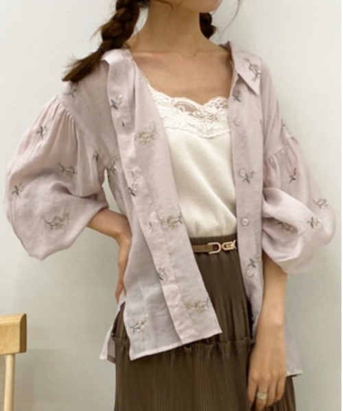 apres jour(アプレジュール)の「フラワー刺繍BIGシャツ【ZOZOTOWN限定アイテム】(シャツ/ブラウス・レディース・パープル/アイボリー/ブラウン系その他/ピンクベージュ・フリー)」の1枚目の写真