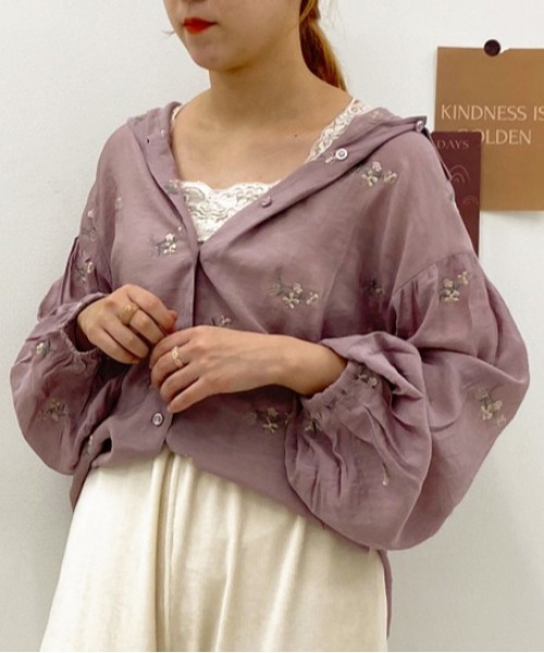 apres jour(アプレジュール)の「フラワー刺繍BIGシャツ【ZOZOTOWN限定アイテム】(シャツ/ブラウス・レディース・パープル/アイボリー/ブラウン系その他/ピンクベージュ・フリー)」の4枚目の写真