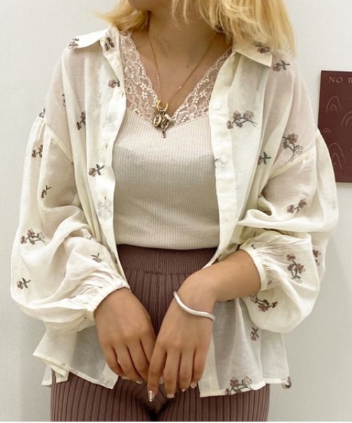 apres jour(アプレジュール)の「フラワー刺繍BIGシャツ【ZOZOTOWN限定アイテム】(シャツ/ブラウス・レディース・パープル/アイボリー/ブラウン系その他/ピンクベージュ・フリー)」の5枚目の写真