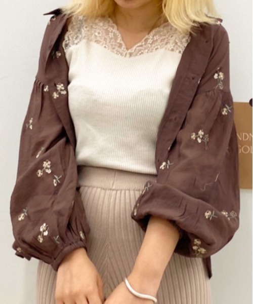 apres jour(アプレジュール)の「フラワー刺繍BIGシャツ【ZOZOTOWN限定アイテム】(シャツ/ブラウス・レディース・パープル/アイボリー/ブラウン系その他/ピンクベージュ・フリー)」の9枚目の写真