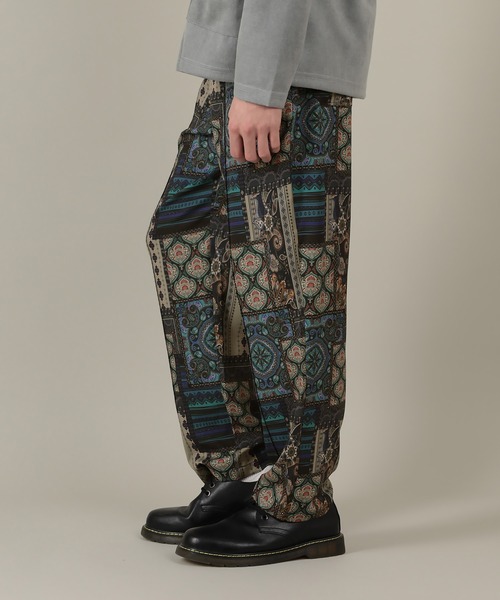 SlashDate（スラッシュデイト）の「総柄プリントとろみテーパードパンツ／ペイズリー・エスニック（その他パンツ・メンズ・ブラック系その他/ブルー系その他・M/L）」の2枚目の写真