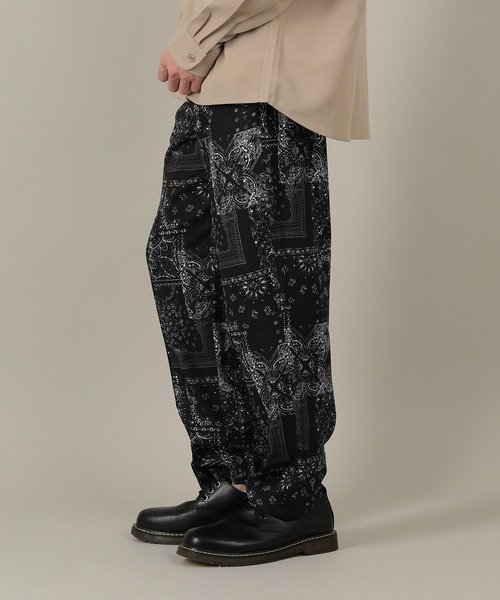 SlashDate（スラッシュデイト）の「総柄プリントとろみテーパードパンツ／ペイズリー・エスニック（その他パンツ・メンズ・ブラック系その他/ブルー系その他・M/L）」の3枚目の写真