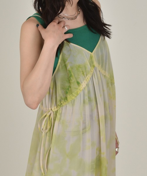 w closet（ダブルクローゼット）の「タイダイウエストサイドリボンティアードキャミワンピース（ワンピース・レディース・ライム/モカ・FREE）」の5枚目の写真