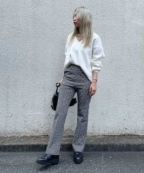 PAGEBOY（ページボーイ）の「VネックBIGプルオーバー（ニット/セーター・レディース・オフホワイト/ブラック/ブラウン系その他/グレイッシュベージュ/アクア・FREE）」の10枚目の写真