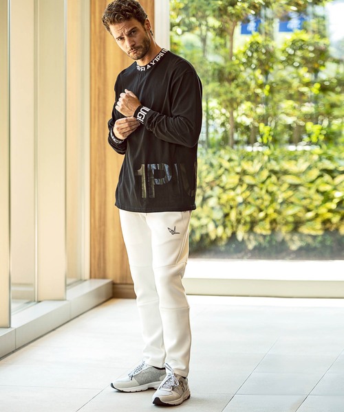 1PIU1UGUALE3  RELAX （ウノピゥウノウグァーレトレ リラックス）の「1PIU1UGUALE3 RELAX(ウノピゥウノウグァーレトレ)ワイドネックロゴ長袖Tシャツ（Tシャツ/カットソー・メンズ・ホワイト/ブラック・S/M/L/XL/XXL）」の4枚目の写真