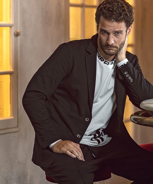 1PIU1UGUALE3  RELAX （ウノピゥウノウグァーレトレ リラックス）の「1PIU1UGUALE3 RELAX(ウノピゥウノウグァーレトレ)ワイドネックロゴ長袖Tシャツ（Tシャツ/カットソー・メンズ・ホワイト/ブラック・S/M/L/XL/XXL）」の6枚目の写真