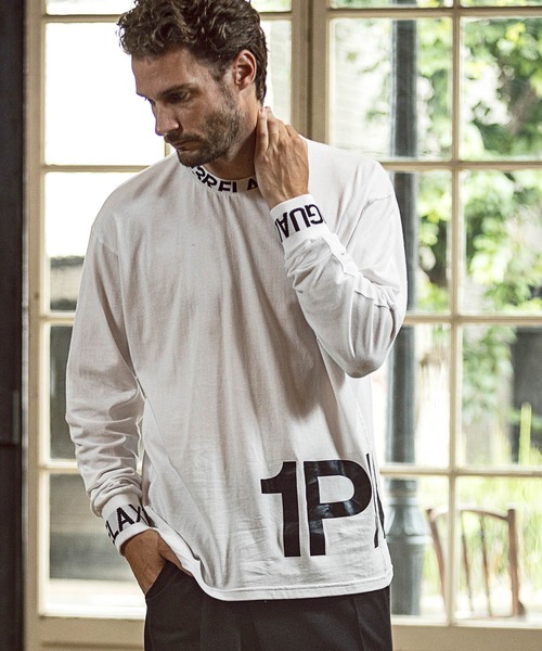 1PIU1UGUALE3  RELAX （ウノピゥウノウグァーレトレ リラックス）の「1PIU1UGUALE3 RELAX(ウノピゥウノウグァーレトレ)ワイドネックロゴ長袖Tシャツ（Tシャツ/カットソー・メンズ・ホワイト/ブラック・S/M/L/XL/XXL）」の9枚目の写真