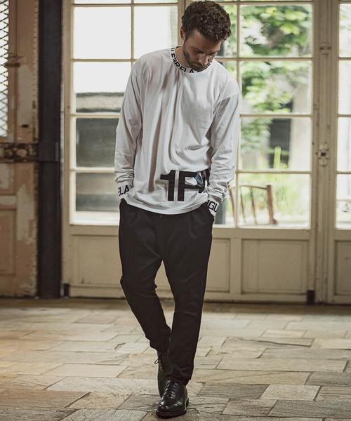 1PIU1UGUALE3  RELAX （ウノピゥウノウグァーレトレ リラックス）の「1PIU1UGUALE3 RELAX(ウノピゥウノウグァーレトレ)ワイドネックロゴ長袖Tシャツ（Tシャツ/カットソー・メンズ・ホワイト/ブラック・S/M/L/XL/XXL）」の7枚目の写真