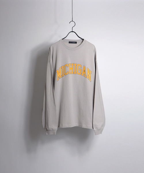 Confirm(コンファーム)の「Confirm / コンファーム カレッジロゴルーズシルエットロンT(Tシャツ/カットソー・メンズ・ホワイト/サンドグレー/ダークブルー/チャコールグレー/ナチュラル/グレイッシュベージュ・M/L)」の1枚目の写真