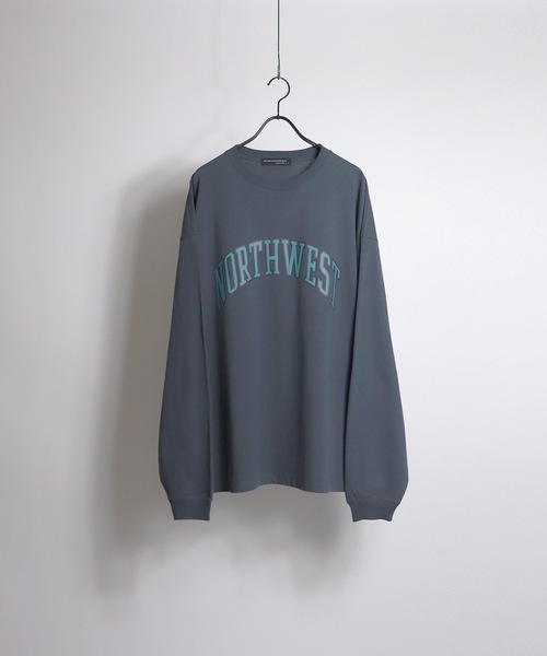 Confirm(コンファーム)の「Confirm / コンファーム カレッジロゴルーズシルエットロンT(Tシャツ/カットソー・メンズ・ホワイト/サンドグレー/ダークブルー/チャコールグレー/ナチュラル/グレイッシュベージュ・M/L)」の13枚目の写真
