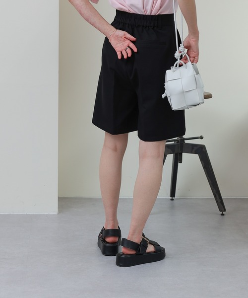 COLONY 2139（コロニートゥーワンスリーナイン）の「セットアップ対応 / TRPUピンタックバミューダパンツ/ハーフパンツ（その他パンツ・レディース・ブラック/アイボリー・FREE）」の17枚目の写真