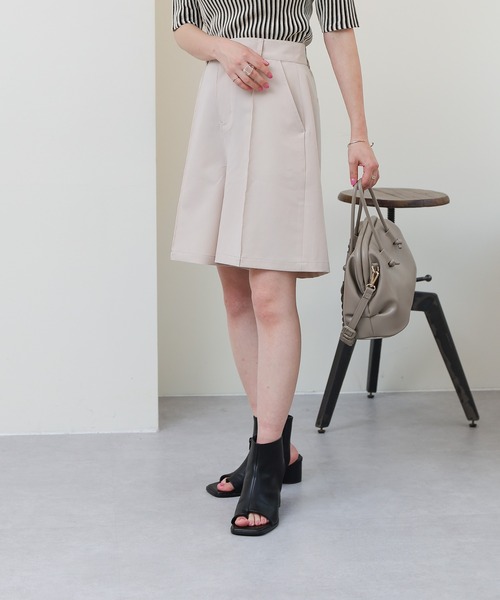 COLONY 2139（コロニートゥーワンスリーナイン）の「セットアップ対応 / TRPUピンタックバミューダパンツ/ハーフパンツ（その他パンツ・レディース・ブラック/アイボリー・FREE）」の4枚目の写真