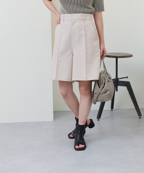 COLONY 2139（コロニートゥーワンスリーナイン）の「セットアップ対応 / TRPUピンタックバミューダパンツ/ハーフパンツ（その他パンツ・レディース・ブラック/アイボリー・FREE）」の5枚目の写真