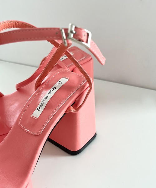 by muni:r（バイ ムニール）の「ビビッドユニークストラップサンダル（サンダル・レディース・ホワイト/ブラック/ベージュ/ピンク・22.5cm/23.5cm/24.5cm/23.0cm/24.0cm/25.0cm）」の9枚目の写真