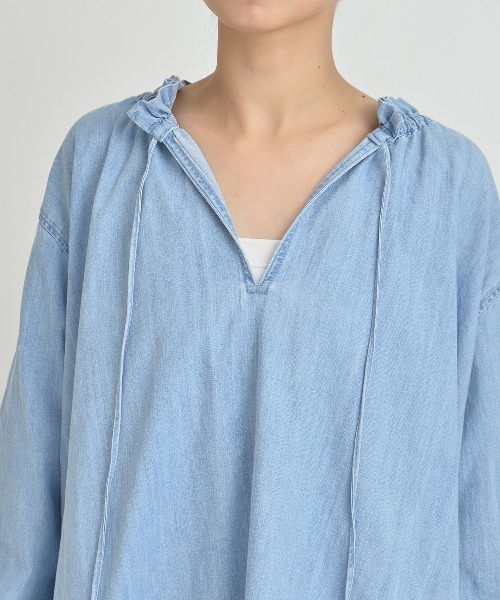 Moname（モナーム）の「デニム フリル ブラウス（シャツ/ブラウス・レディース・ブルー・FREE）」の2枚目の写真