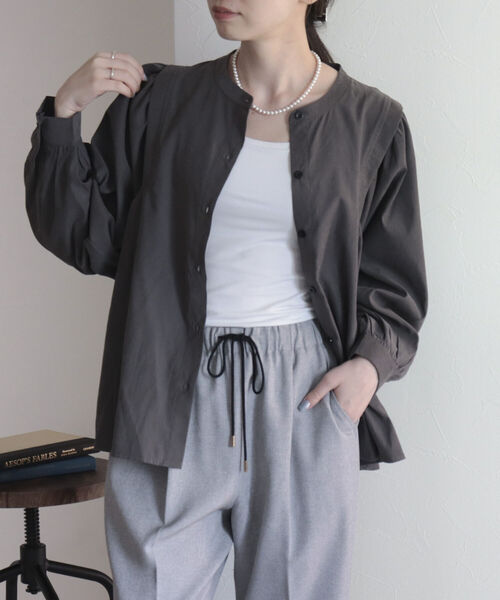 fredy emue(フレディエミュ)の「前開き袖ギャザースリーブブラウス(シャツ/ブラウス・レディース・チャコールグレー/アイボリー/サックスブルー・38)」の1枚目の写真