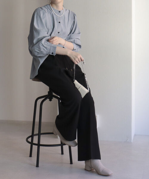 fredy emue(フレディエミュ)の「前開き袖ギャザースリーブブラウス(シャツ/ブラウス・レディース・チャコールグレー/アイボリー/サックスブルー・38)」の13枚目の写真