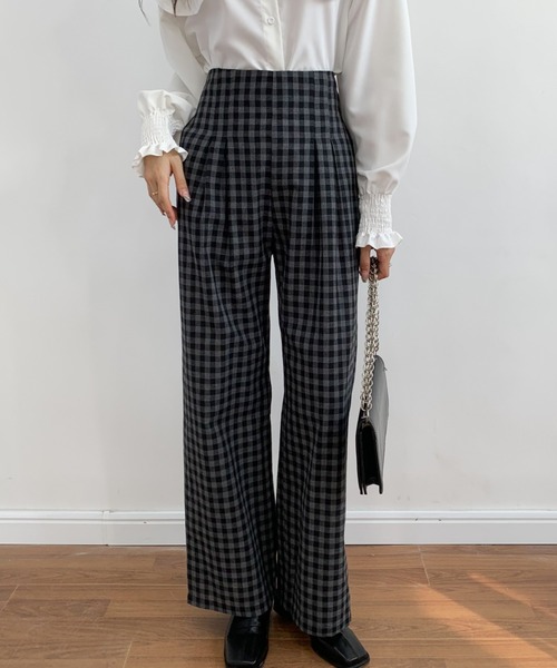 ECLIN（エクラン）の「ハイウエストギンガムチェックセミワイドパンツ（その他パンツ・レディース・ブラック/ブラウン/グリーン・S/M/L）」の2枚目の写真