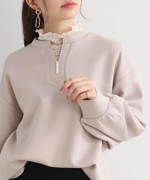 DRESKIP(ドレスキップ)の「◆【華やかさをプラスする】パ-ル調ボタン スキッパ-チュニック(チュニック・レディース・オフホワイト/ライトベージュ/ブラック・02/03)」の3枚目の写真