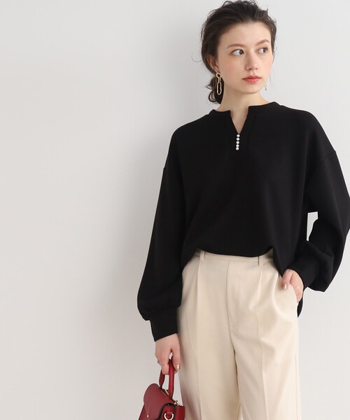 DRESKIP(ドレスキップ)の「◆【華やかさをプラスする】パ-ル調ボタン スキッパ-チュニック(チュニック・レディース・オフホワイト/ライトベージュ/ブラック・02/03)」の2枚目の写真