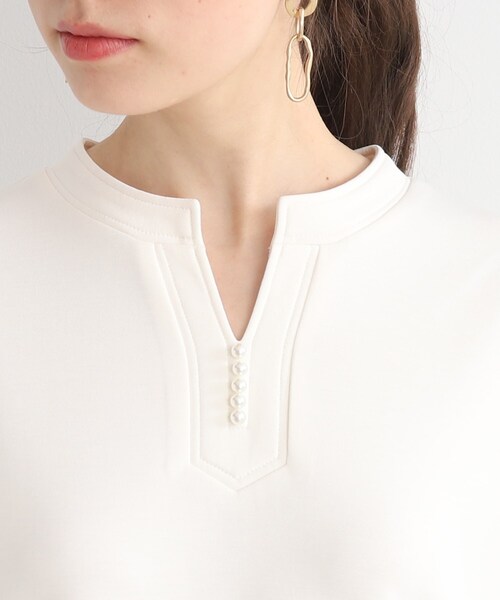 DRESKIP(ドレスキップ)の「◆【華やかさをプラスする】パ-ル調ボタン スキッパ-チュニック(チュニック・レディース・オフホワイト/ライトベージュ/ブラック・02/03)」の7枚目の写真