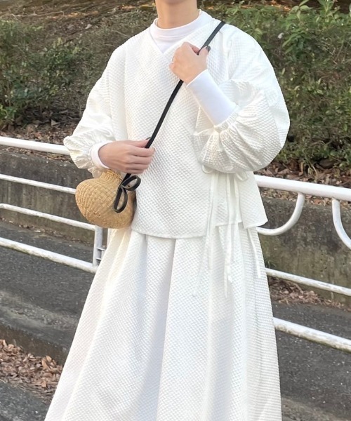 CAROLINA GLASER（カロリナ グレイサー）の「Aya × CAROLINA GLASER / カシュクール トップス（シャツ/ブラウス・レディース・ブラック/ホワイト・ONE SIZE）」の2枚目の写真