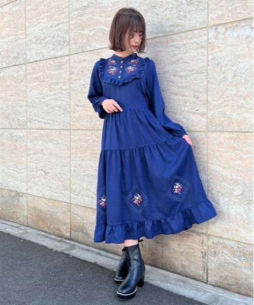 axes femme POETIQUE(アクシーズファムポエティック)の「ブロッキングベリー刺繍ワンピース(ワンピース・レディース・ピンク/ネイビー/ベージュ・MEDIUM)」の2枚目の写真