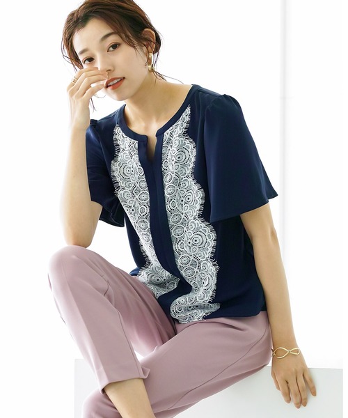 WHITE JOOLA（ホワイトジョーラ）の「【手洗いできる＆防シワ加工】WEB限定！配色レースデザイン・フレアースリーブソフトデシンブラウス（シャツ/ブラウス・レディース・オフホワイト/ベージュ/ネイビー・S/M/L）」の3枚目の写真