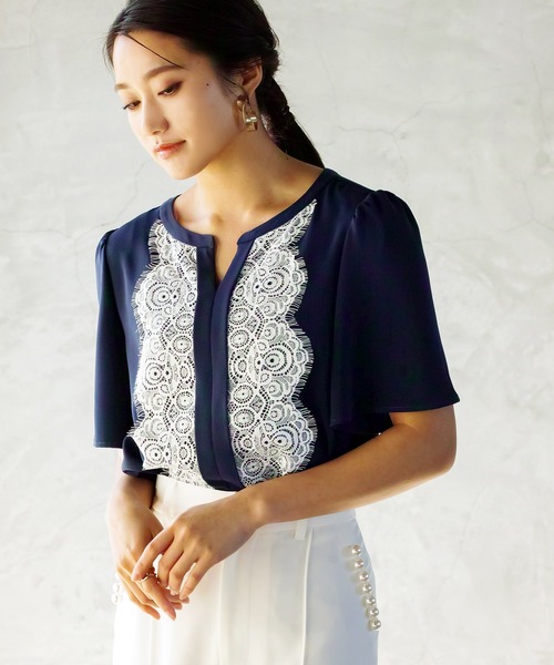 WHITE JOOLA（ホワイトジョーラ）の「【手洗いできる＆防シワ加工】WEB限定！配色レースデザイン・フレアースリーブソフトデシンブラウス（シャツ/ブラウス・レディース・オフホワイト/ベージュ/ネイビー・S/M/L）」の4枚目の写真