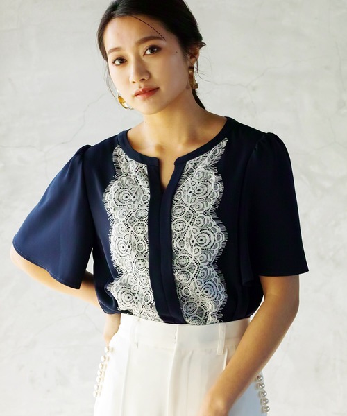 WHITE JOOLA（ホワイトジョーラ）の「【手洗いできる＆防シワ加工】WEB限定！配色レースデザイン・フレアースリーブソフトデシンブラウス（シャツ/ブラウス・レディース・オフホワイト/ベージュ/ネイビー・S/M/L）」の7枚目の写真