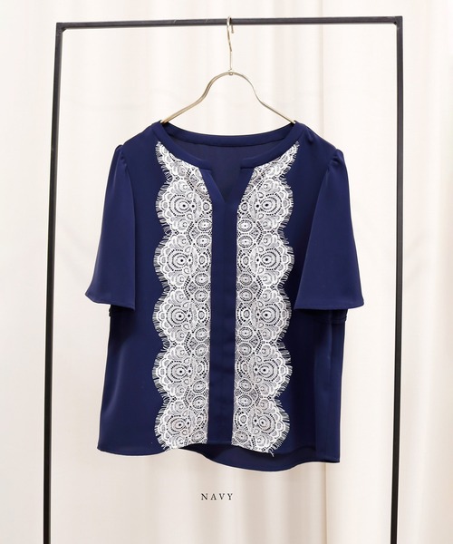 WHITE JOOLA（ホワイトジョーラ）の「【手洗いできる＆防シワ加工】WEB限定！配色レースデザイン・フレアースリーブソフトデシンブラウス（シャツ/ブラウス・レディース・オフホワイト/ベージュ/ネイビー・S/M/L）」の17枚目の写真