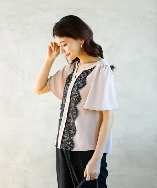 WHITE JOOLA（ホワイトジョーラ）の「【手洗いできる＆防シワ加工】WEB限定！配色レースデザイン・フレアースリーブソフトデシンブラウス（シャツ/ブラウス・レディース・オフホワイト/ベージュ/ネイビー・S/M/L）」の5枚目の写真