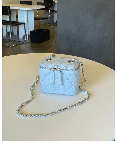 LE MORE（リモア）の「キルティングチェーンミニバッグ（ショルダーバッグ・レディース・ブルー/アイボリー/ブラック/パープル・FREE）」の4枚目の写真