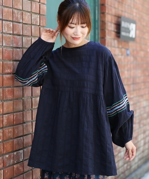 チチカカ(チチカカ)の「コットンサッカーストライプ刺繍ブラウス(シャツ/ブラウス・レディース・ネイビー/キャメル/ブルー・FREE)」の2枚目の写真