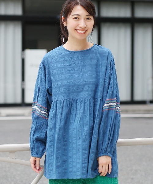チチカカ(チチカカ)の「コットンサッカーストライプ刺繍ブラウス(シャツ/ブラウス・レディース・ネイビー/キャメル/ブルー・FREE)」の1枚目の写真