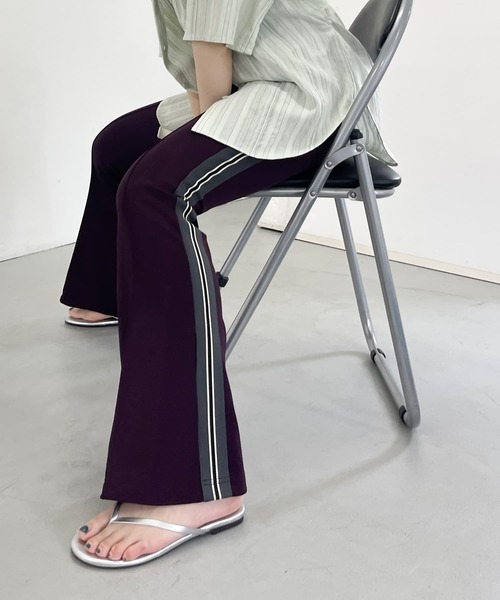 KBF（ケイビーエフ）の「フレアトラックパンツ（その他パンツ・レディース・パープル/ネイビー・ONE）」の2枚目の写真