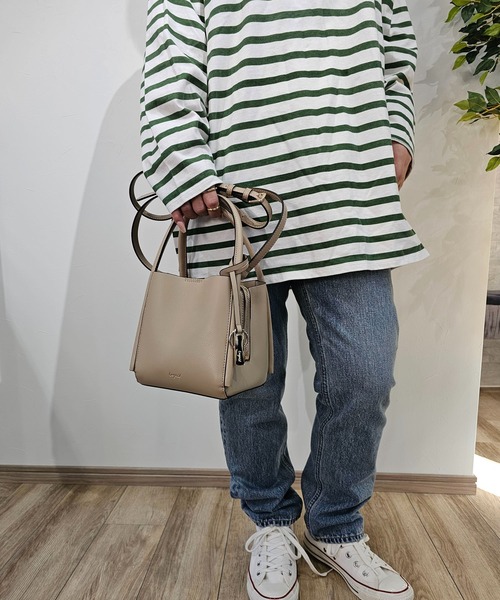 Ungrid(アングリッド)の「【Ungrid/アングリッド】両アオリポケットハンドバッグ プレートキーリング付き ミニショルダーバッグ(ハンドバッグ・レディース・アイボリー/グレイッシュベージュ/ブラック/キャメル/オリーブ/シルバー/イエロー/ベージュ・FREE)」の4枚目の写真