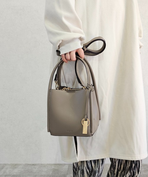 Ungrid(アングリッド)の「【Ungrid/アングリッド】両アオリポケットハンドバッグ プレートキーリング付き ミニショルダーバッグ(ハンドバッグ・レディース・アイボリー/グレイッシュベージュ/ブラック/キャメル/オリーブ/シルバー/イエロー/ベージュ・FREE)」の5枚目の写真