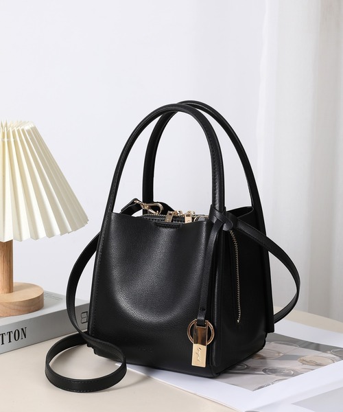 Ungrid(アングリッド)の「【Ungrid/アングリッド】両アオリポケットハンドバッグ プレートキーリング付き ミニショルダーバッグ(ハンドバッグ・レディース・アイボリー/グレイッシュベージュ/ブラック/キャメル/オリーブ/シルバー/イエロー/ベージュ・FREE)」の3枚目の写真