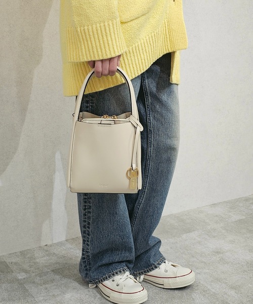 Ungrid(アングリッド)の「【Ungrid/アングリッド】両アオリポケットハンドバッグ プレートキーリング付き ミニショルダーバッグ(ハンドバッグ・レディース・アイボリー/グレイッシュベージュ/ブラック/キャメル/オリーブ/シルバー/イエロー/ベージュ・FREE)」の11枚目の写真