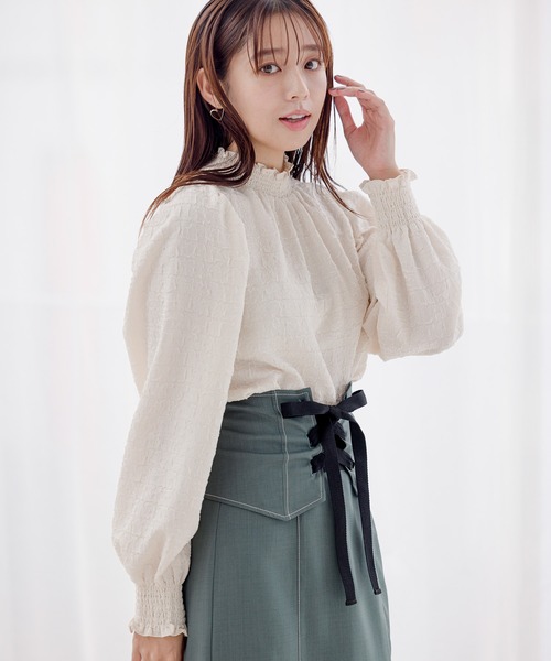 mysty woman（ミスティウーマン）の「ハイネックシャーリングブラウス　978458（シャツ/ブラウス・レディース・グレー/オフホワイト/ブラック・FREE）」の2枚目の写真