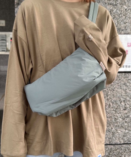 Legato Largo（レガートラルゴ）の「Legato Largo / パデッドナイロンハンモック　ワンショルダー / LG-F3161（ショルダーバッグ・レディース・オリーブ/ブラウン/ネイビー/ベージュ/ブラック・ONESIZE）」の4枚目の写真