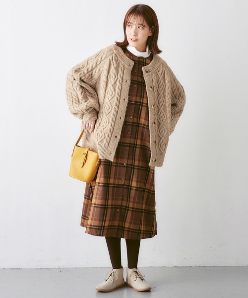 Viola e Viola(ヴィオラエヴィオラ)の「ケーブル柄ゆるニットカーディガン(カーディガン/ボレロ・レディース・チャコール/アイボリー/ベージュ・LL/3L/M/L)」の13枚目の写真