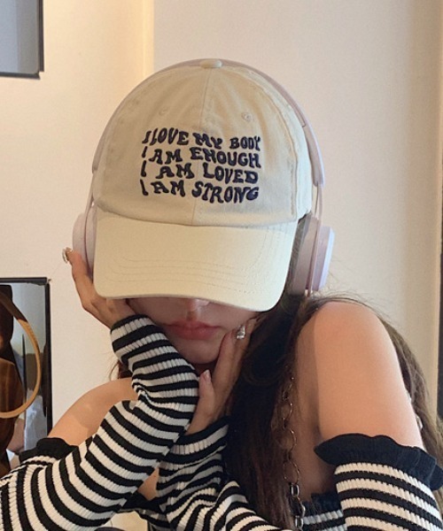 Vipoa（ヴィポア）の「レタリングキャップ（キャップ・レディース・レッド/グレー/アイボリー/グリーン/ブラック/ピンク/オレンジ/ネイビー・FREE）」の2枚目の写真