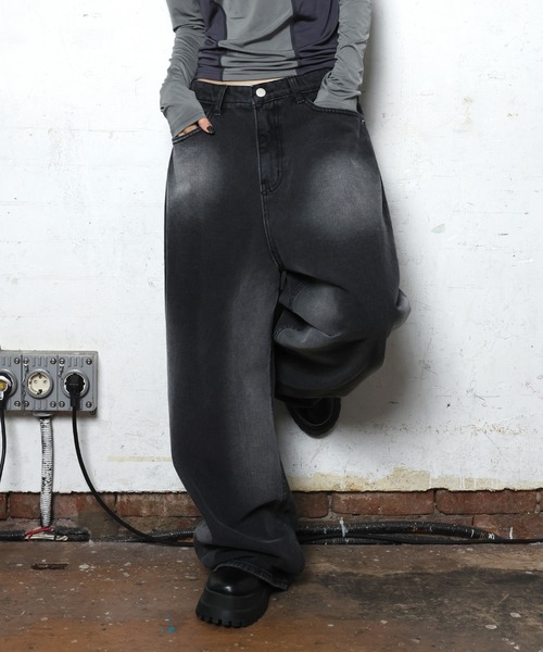 FOLLOWIN（フォロウィン）の「[UNISEX]ヴィンテージウォッシンググラデーションデニムワイドパンツ（デニムパンツ・レディース・ブラック/ブルー・MEDIUM/SMALL/LARGE）」の17枚目の写真