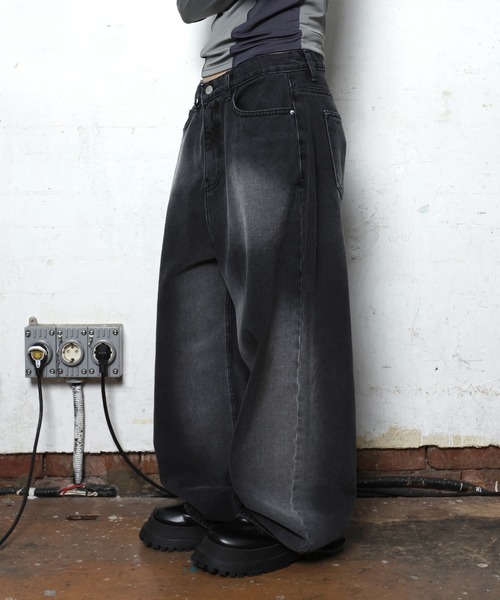 FOLLOWIN（フォロウィン）の「[UNISEX]ヴィンテージウォッシンググラデーションデニムワイドパンツ（デニムパンツ・レディース・ブラック/ブルー・MEDIUM/SMALL/LARGE）」の14枚目の写真