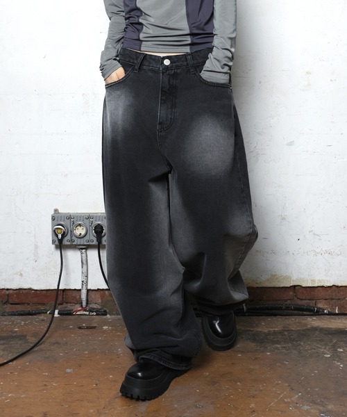 FOLLOWIN（フォロウィン）の「[UNISEX]ヴィンテージウォッシンググラデーションデニムワイドパンツ（デニムパンツ・レディース・ブラック/ブルー・MEDIUM/SMALL/LARGE）」の16枚目の写真