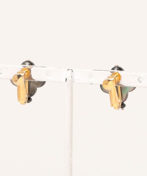 september/クローバーシェル+スピネルイヤリング(グレーカラー)(イヤリング)|CERCA(チェルカ) september/クローバーシェル+スピネルイヤリング(グレーカラー)(イヤリング)|CERCA(チェルカ)